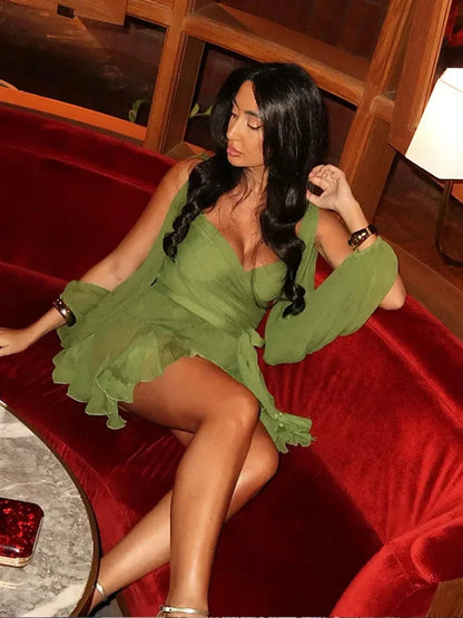 Robe courte verte en polyester, manches bouffantes, ourlet à volants, design cintré parfait pour les soirées.