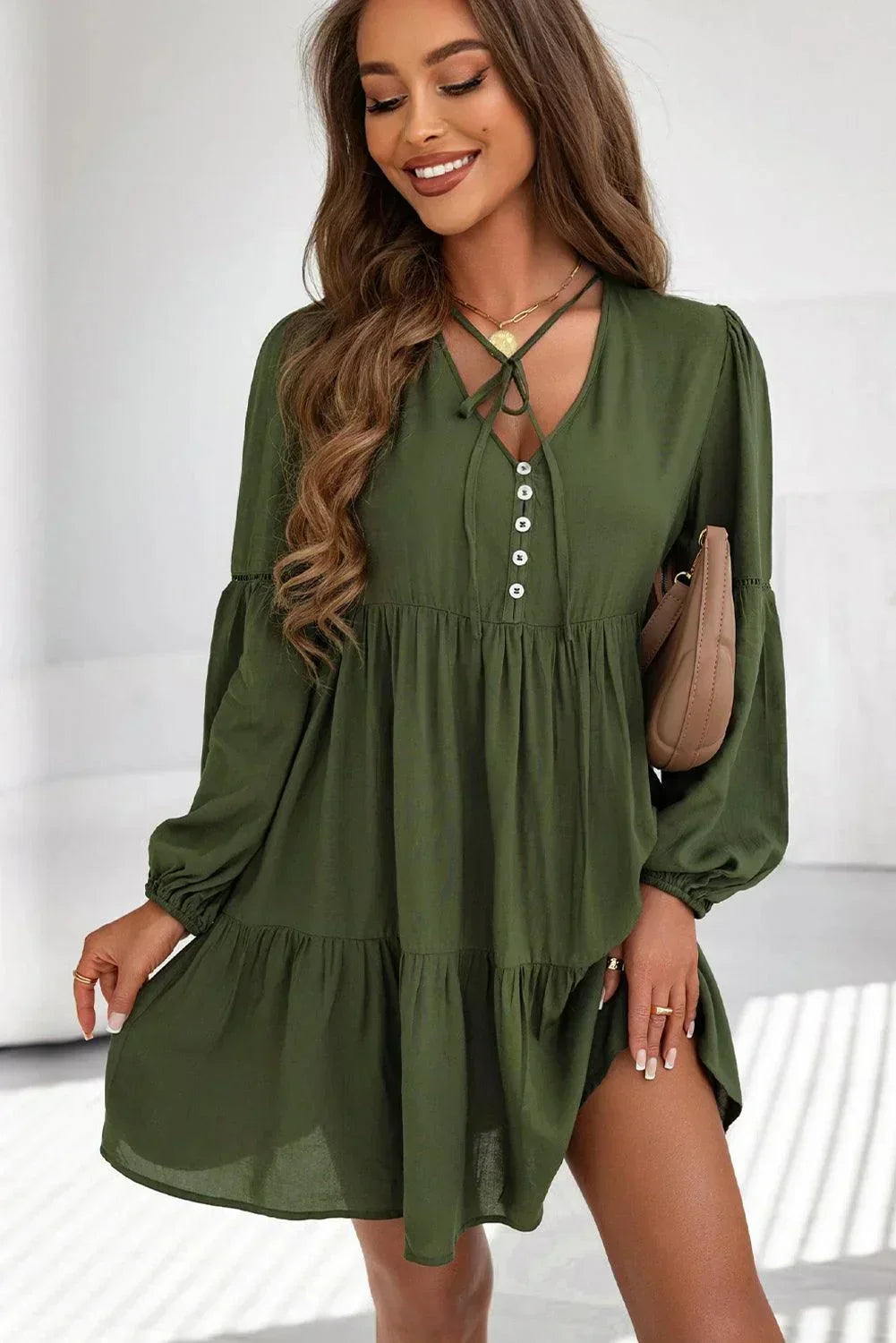 Robe courte volantée à lacets, en tissu doux, manches longues, idéale pour l'automne avec un design élégant et féminin.