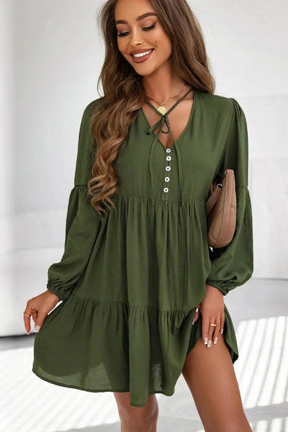 Robe courte volantée à lacets, en tissu doux, manches longues, idéale pour l'automne avec un design élégant et féminin.