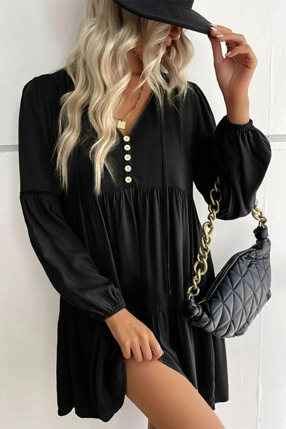 Robe courte à volants avec lacets, manches longues en coton, idéale pour l'automne avec un design élégant et confortable.