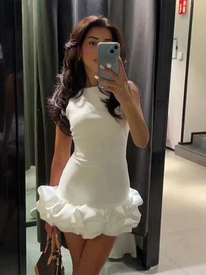 Robe courte volantée sans manches en coton léger, offrant une coupe fluide et disponible en plusieurs couleurs.