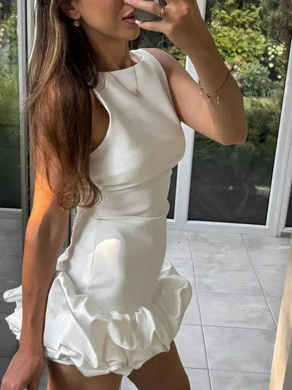 Robe courte volantée sans manches en tissu léger, design fluide avec plusieurs couleurs pour un style décontracté.