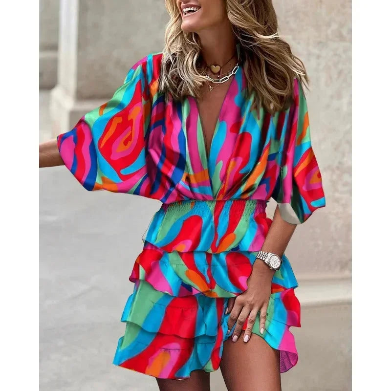 Robe courte à volants en tissu léger, imprimé abstrait, décolleté plongeant et manches courtes pour un style estival.