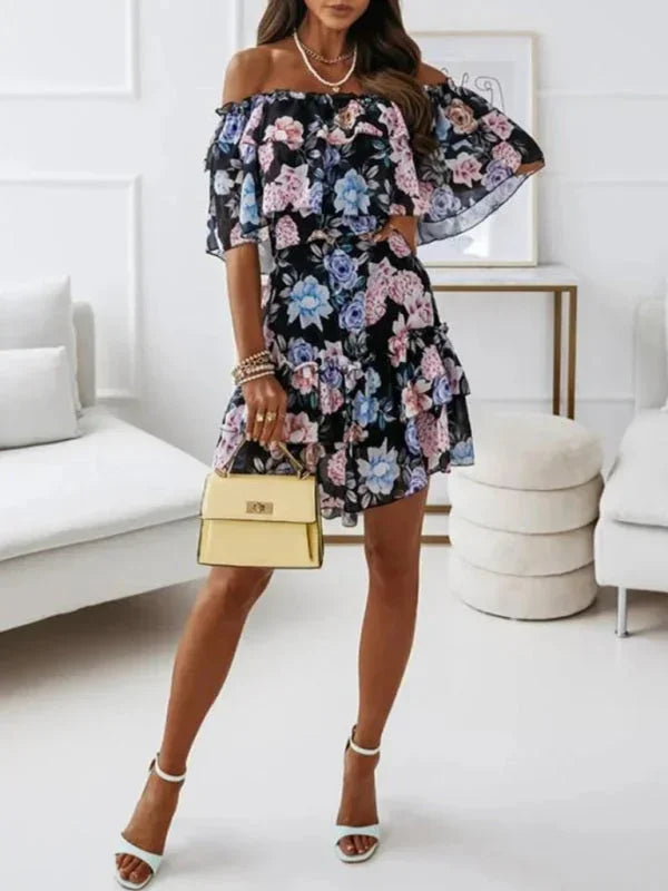 Robe courte à volants avec imprimé floral, épaules dénudées, en tissu léger et fluide, idéale pour les jours d'été.