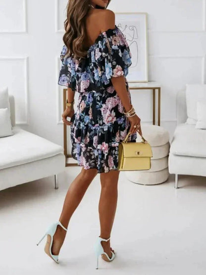 Robe courte à volants avec fleurs, épaules dénudées, en tissu léger et fluide, idéale pour les journées estivales.