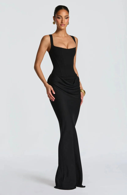 Robe moulante noire pour femme avec dos nu, en tissu stretch pour un ajustement parfait et un style élégant.