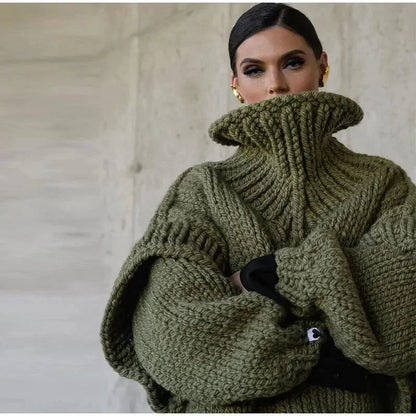 Robe-pull ample noire pour femme avec col roulé, en tricot, idéale pour l'automne.