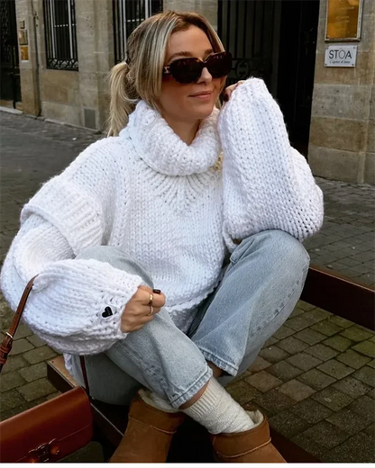 Robe-pull ample blanche pour femme avec col roulé et coupe décontractée en tricot doux.