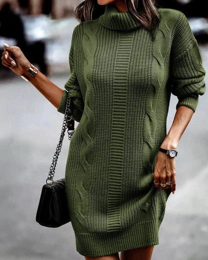 Robe pull courte torsadée en tricot doux, col roulé, parfaite pour un look décontracté automnal et hivernal.