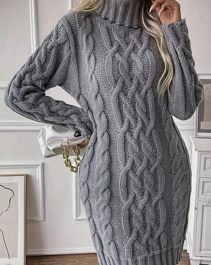 Robe pull torsadée en tissu épais, col roulé et manches longues, idéale pour un style confortable et chaleureux.