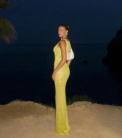 Robe sans manches ajustée en tissu scintillant, parfaite pour soirées, disponible en plusieurs couleurs élégantes.