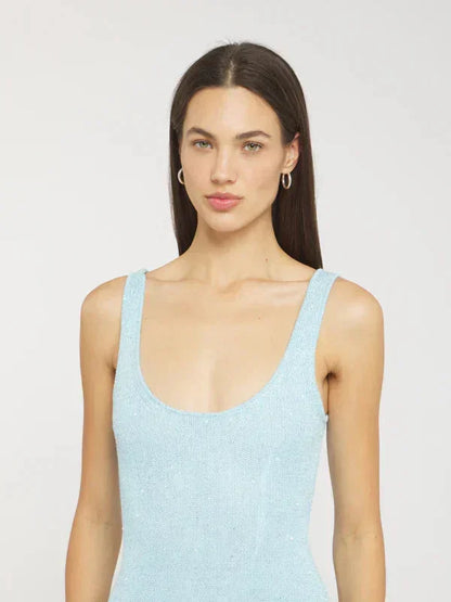 Robe sans manches ajustée en tissu scintillant, disponible en plusieurs couleurs, parfaite pour les soirées.