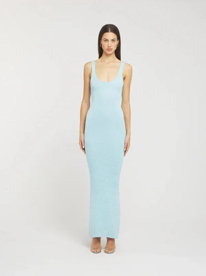 Robe scintillante sans manches ajustée en tissu léger, disponible en plusieurs couleurs, parfaite pour les soirées.