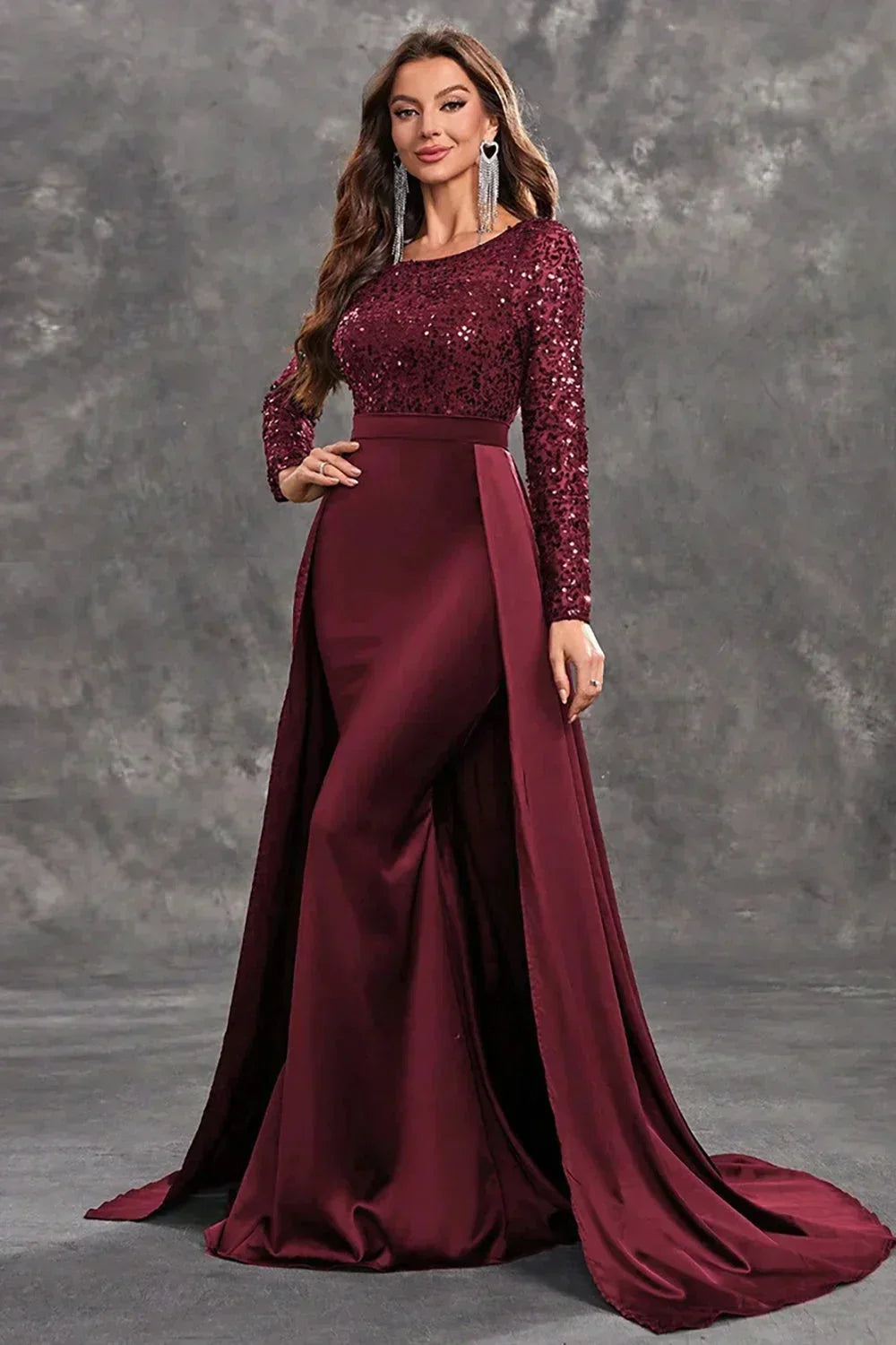 Robe soirée longue en tissu fluide, ornée de sequins, avec une silhouette élégante et une jupe flottante.