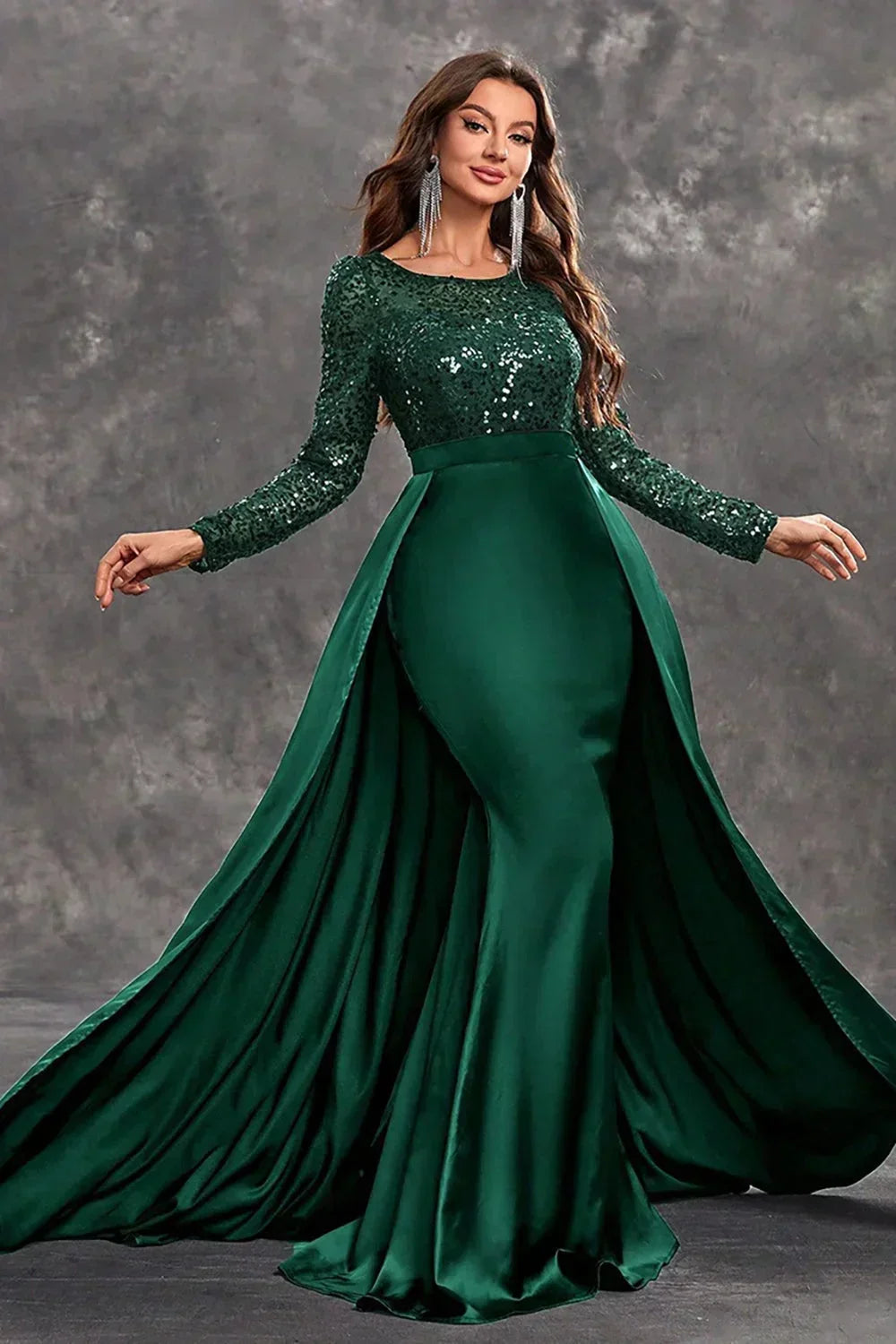 Robe longue en tissu fluide, ornée de sequins, avec une jupe élégante pour une silhouette gracieuse lors d'événements.