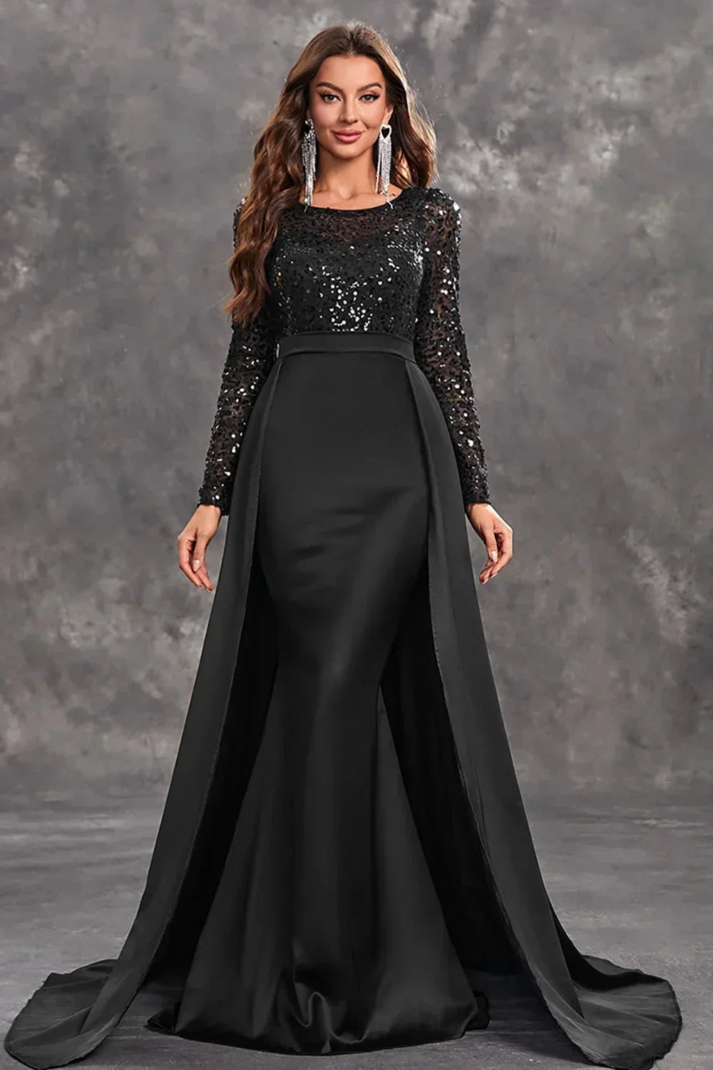 Robe soirée longue noire en tissu fluide, ornée de sequins brillants, à jupes légères pour un look élégant.