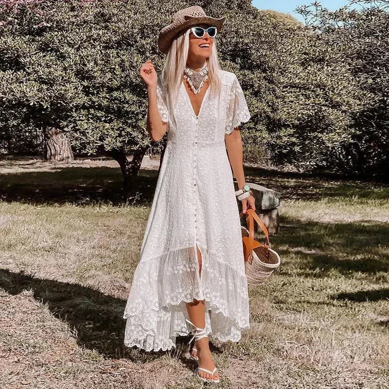 Robe d'été blanche en dentelle, design haute-basse avec col en V, parfaite pour une tenue légère et élégante.