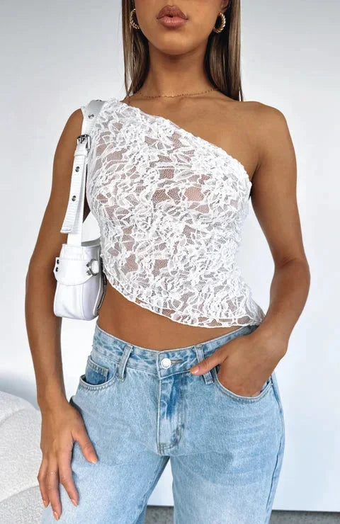 Top femme asymétrique en dentelle avec texture délicate et design élégant, parfait pour des occasions spéciales.
