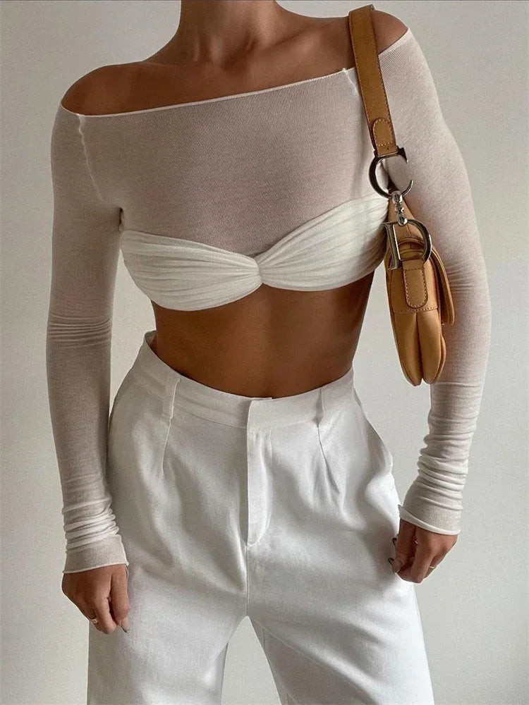Top femme en maille transparente blanche avec détail torsadé et texture fine. Parfait pour un look décontracté.
