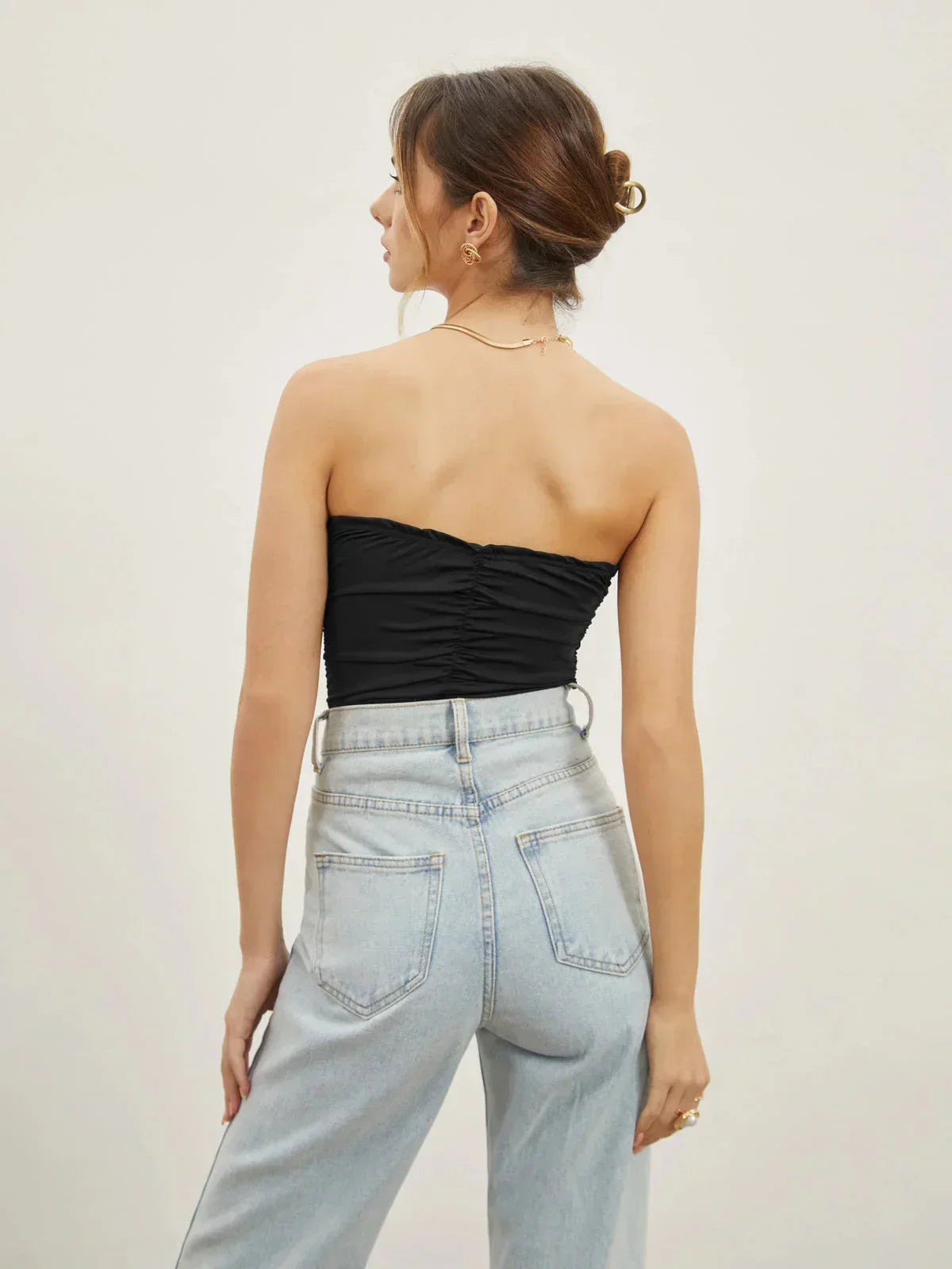 Top femme noir bustier en coton, décolleté en cœur, sans manches, idéal pour un look chic et élégant au quotidien.