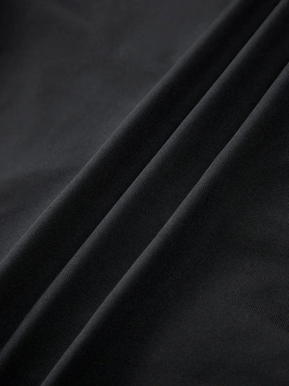 Top femme noir bustier en coton, décolleté en cœur, design ajusté mettant en valeur la silhouette féminine.