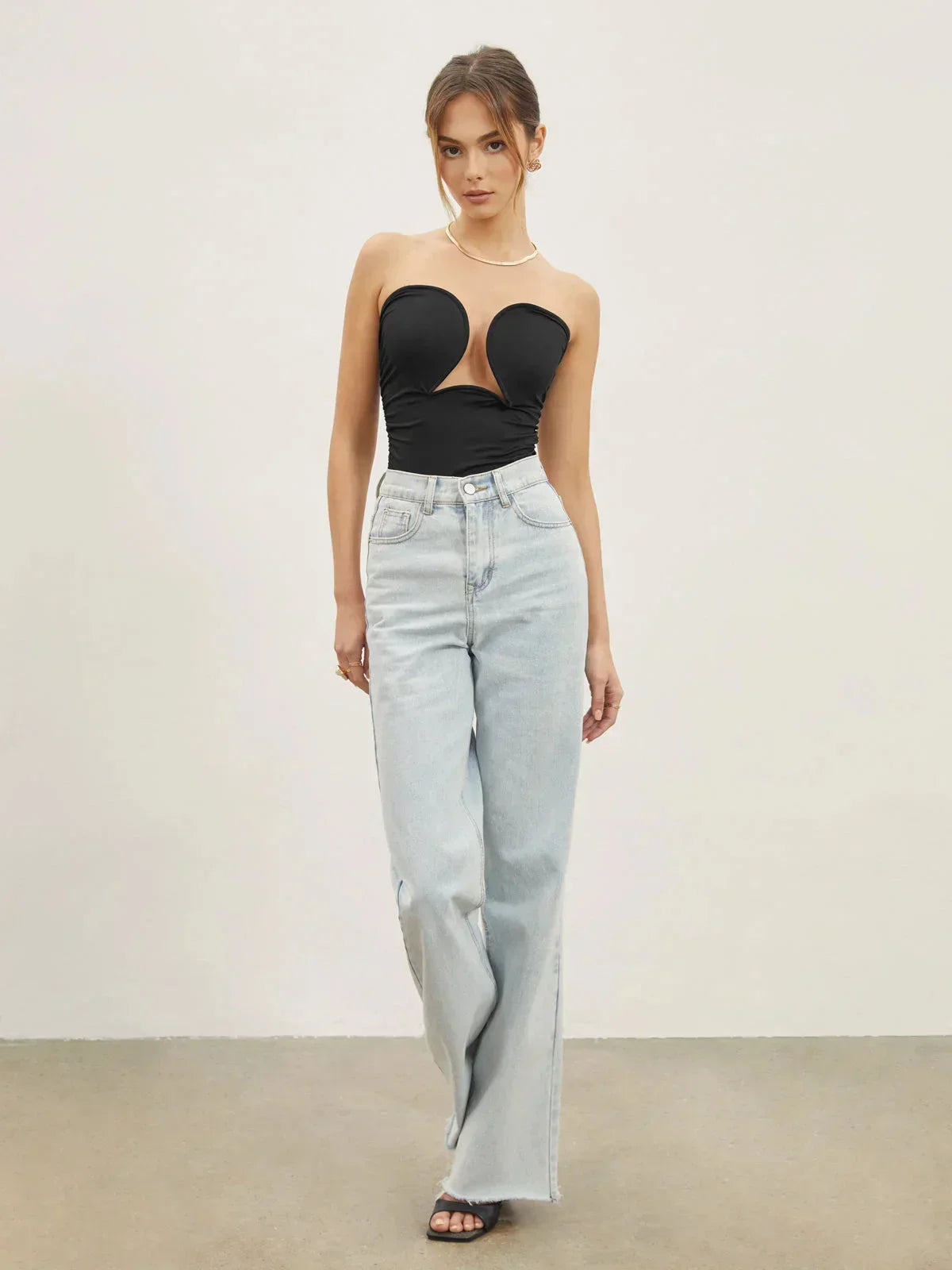 Top femme noir en coton, bustier avec décolleté en cœur et bretelles ajustables pour un ajustement parfait.