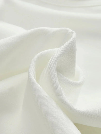 Top femme sans manches en tissu doux, avec un design à fronçages pour un style décontracté et une coupe confortable.