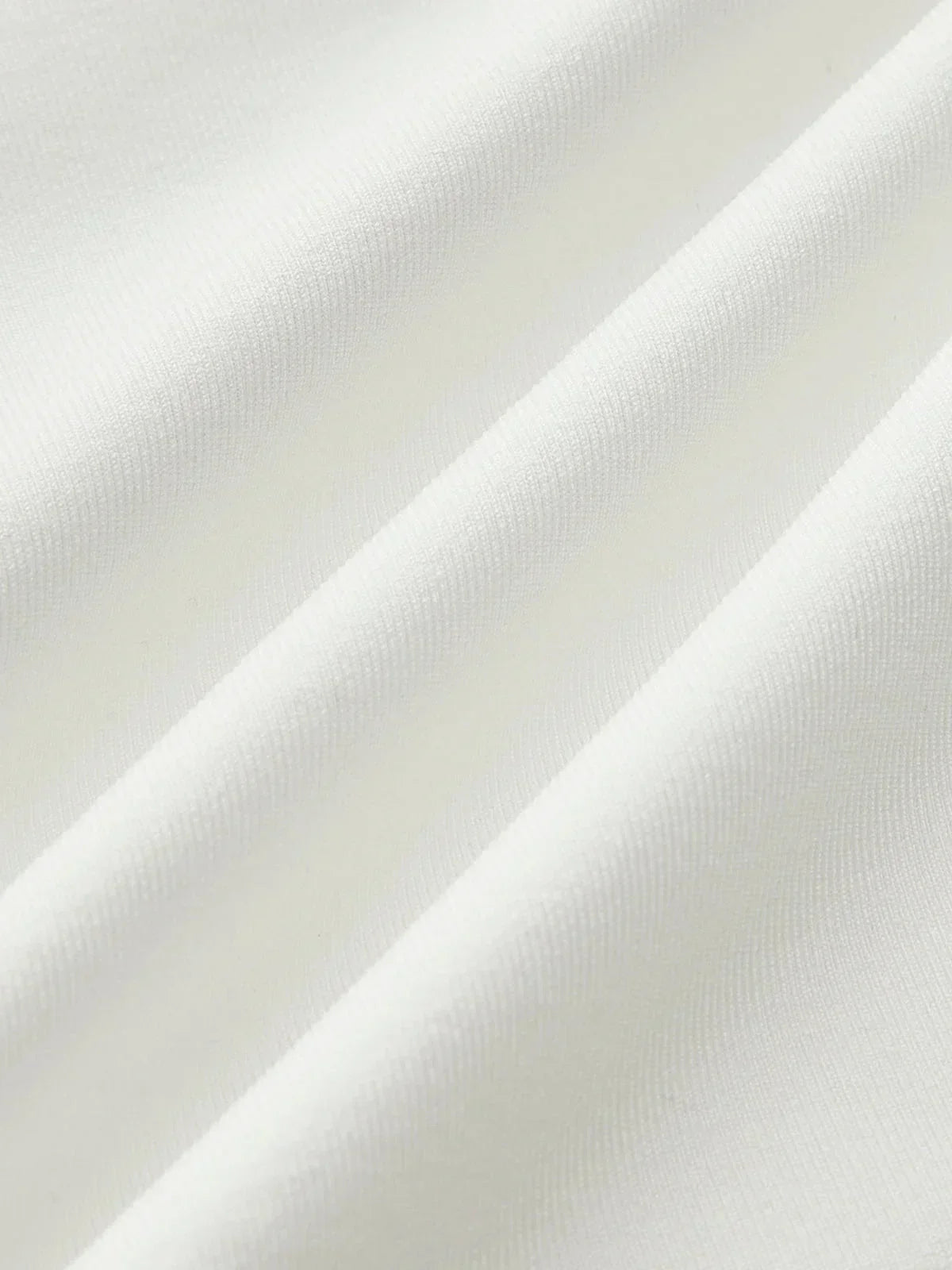 Top femme sans manches en tissu léger, doté de fronçages, idéal pour un look décontracté ou habillé.