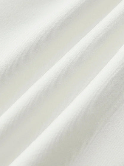 Top femme sans manches en tissu léger, doté de fronçages, idéal pour un look décontracté ou habillé.