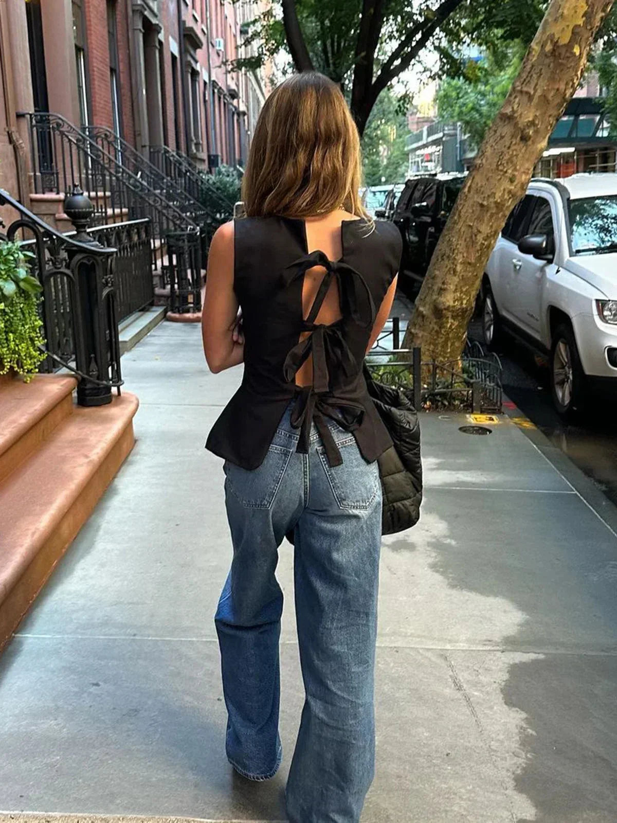Top femme sans manches en coton léger, avec liens ajustables au dos pour un ajustement personnalisé et un design décontracté.