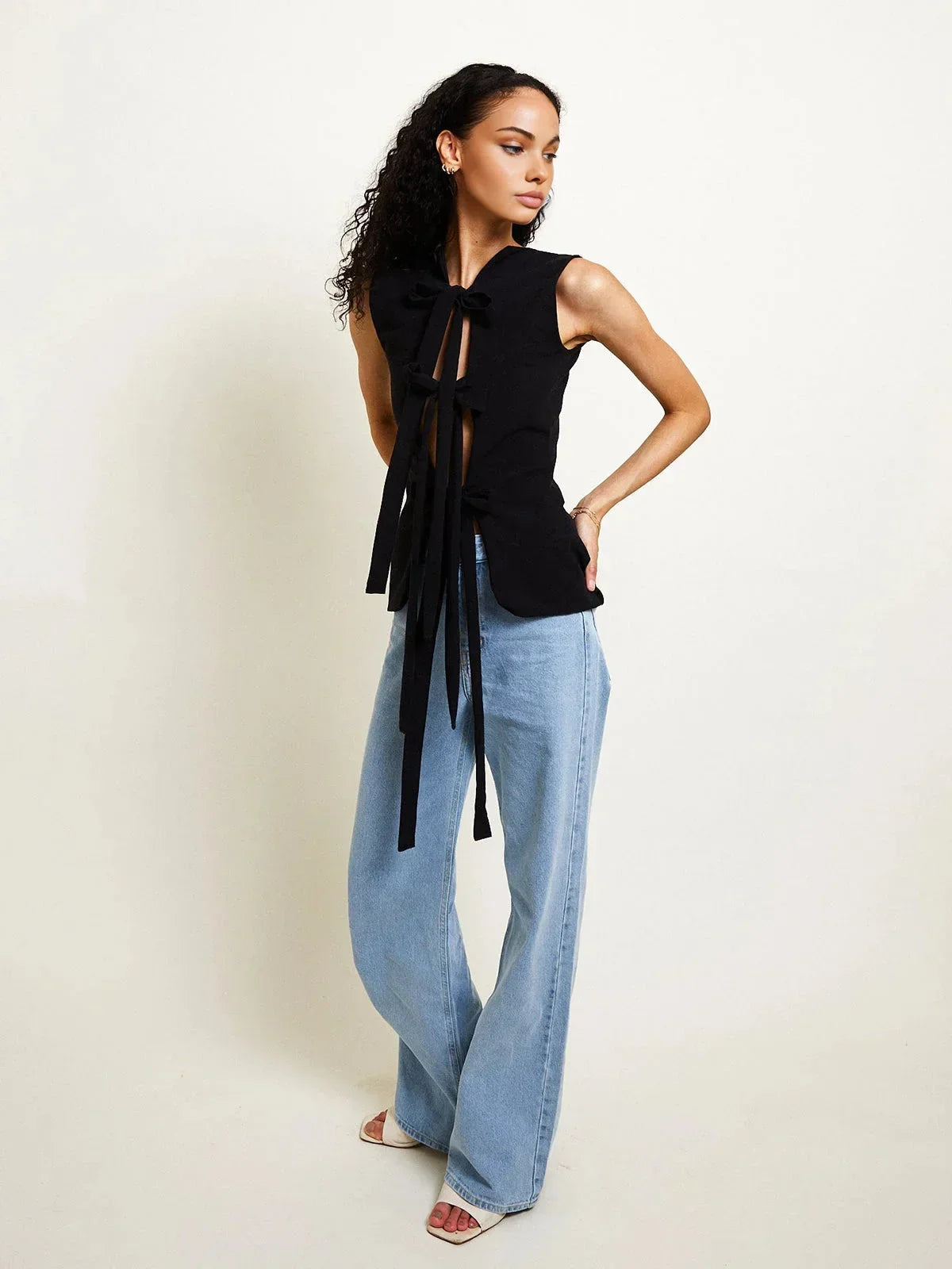 Top femme sans manches, en tissu léger, avec liens ajustables au dos pour un ajustement personnalisé et un style décontracté.