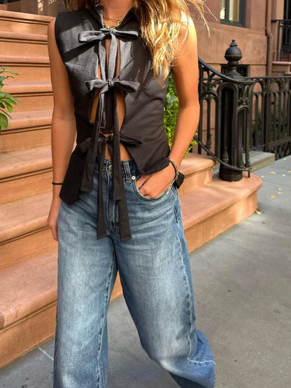 Top femme sans manches en coton léger, avec liens ajustables au dos pour un ajustement personnalisé et un style décontracté.