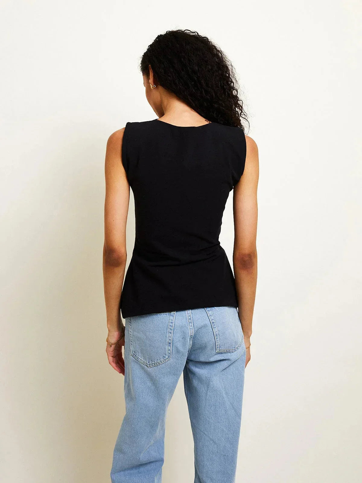 Top femme sans manches en coton léger, avec liens ajustables au dos pour un ajustement personnalisé et un look décontracté.