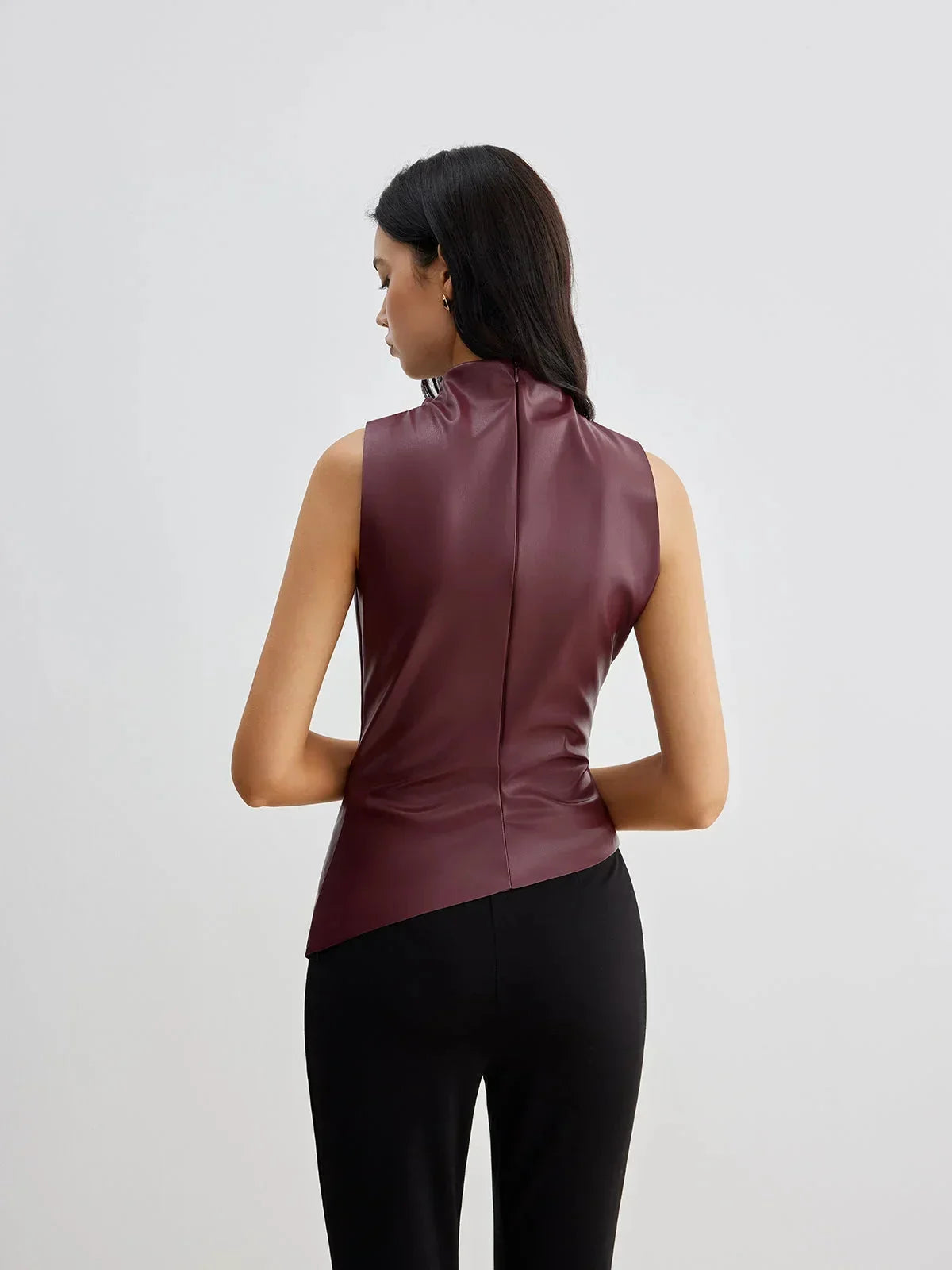 Top sans manches en satin, col froncé, finition lisse et élégante, idéal pour une tenue décontractée ou habillée.