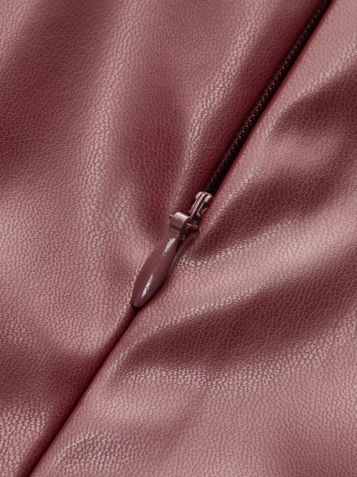 Top sans manches en satin, col froncé, design élégant, idéal pour les soirées ou les occasions spéciales.