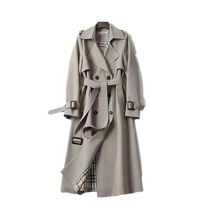 Trench-coat long noir pour femme, ceinturé, avec revers, en mélange de coton léger, adapté aux saisons intermédiaires.