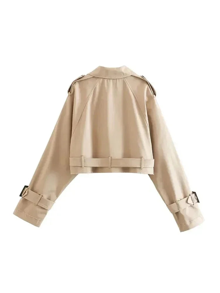 Trench court beige femme à manches longues, en tissu léger, design classique avec ceinture à boutons.
