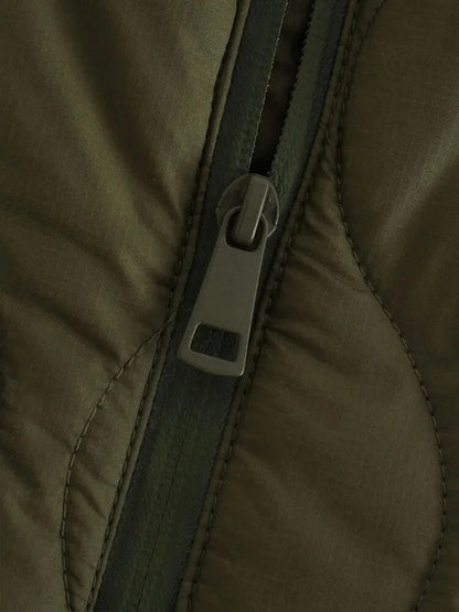 Veste ample matelassée femme vert olive avec poches latérales et fermeture éclair intégrale.