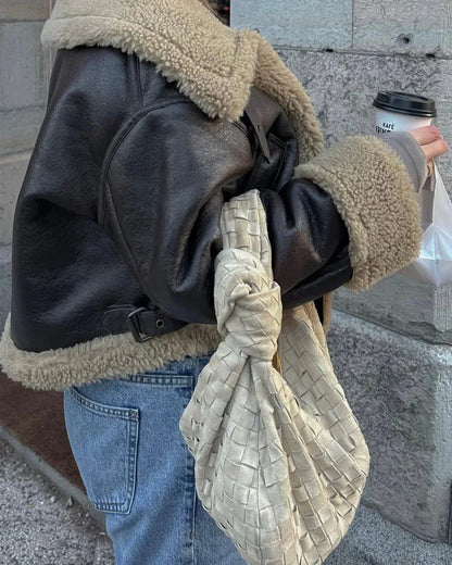 Veste aviateur femme en simili cuir marron, avec un col en laine, fermeture éclair et poches zippées sur les côtés.