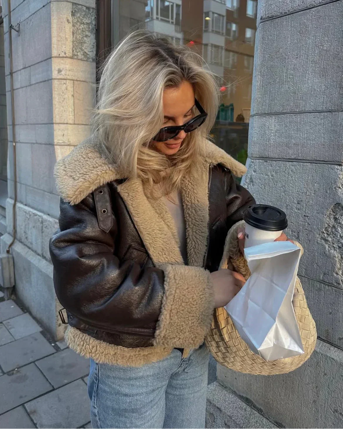 Veste aviateur femme marron en simili cuir, avec zip asymétrique et poches latérales pour un style décontracté.