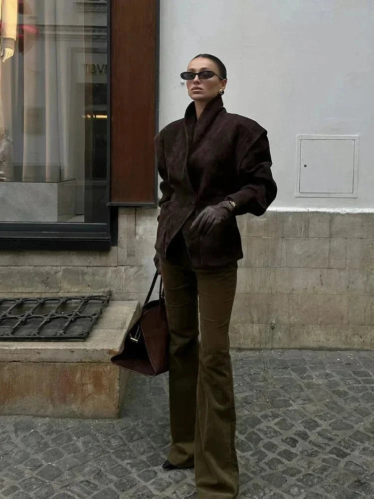 Veste blazer femme en faux daim marron, coupe classique, deux poches, adaptée à divers styles.