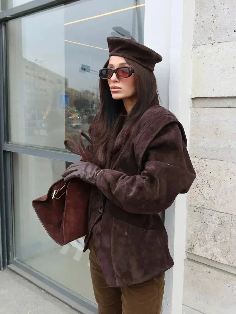 Veste blazer femme en faux daim marron, coupe ajustée, col élégant, adaptée à diverses occasions.