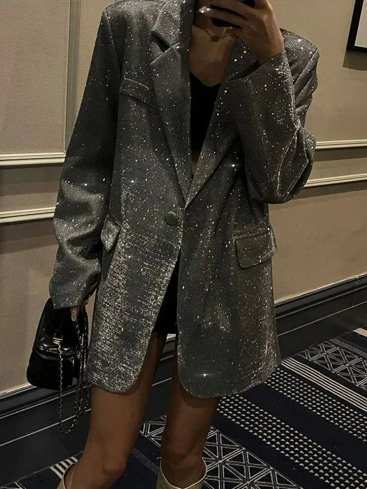 Veste blazer femme noire pailletée, coupe moderne avec des accents brillants, idéale pour les soirées élégantes.
