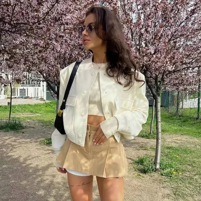 Veste bomber femme noire en matériau léger, avec poches frontales et coupe décontractée.