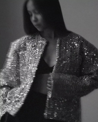 Veste bomber femme argentée avec sequins, légère, fermeture éclair intégrale et poches latérales.
