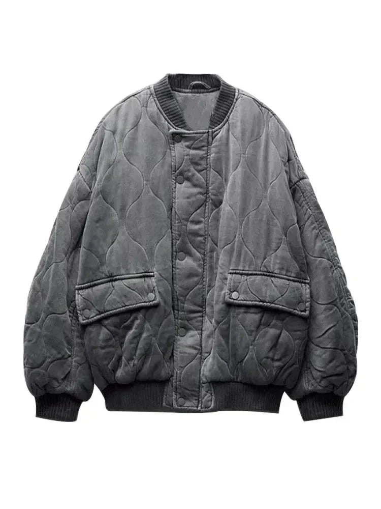 Veste bomber femme oversize matelassée gris avec boutons-pression, conçue pour un style décontracté.