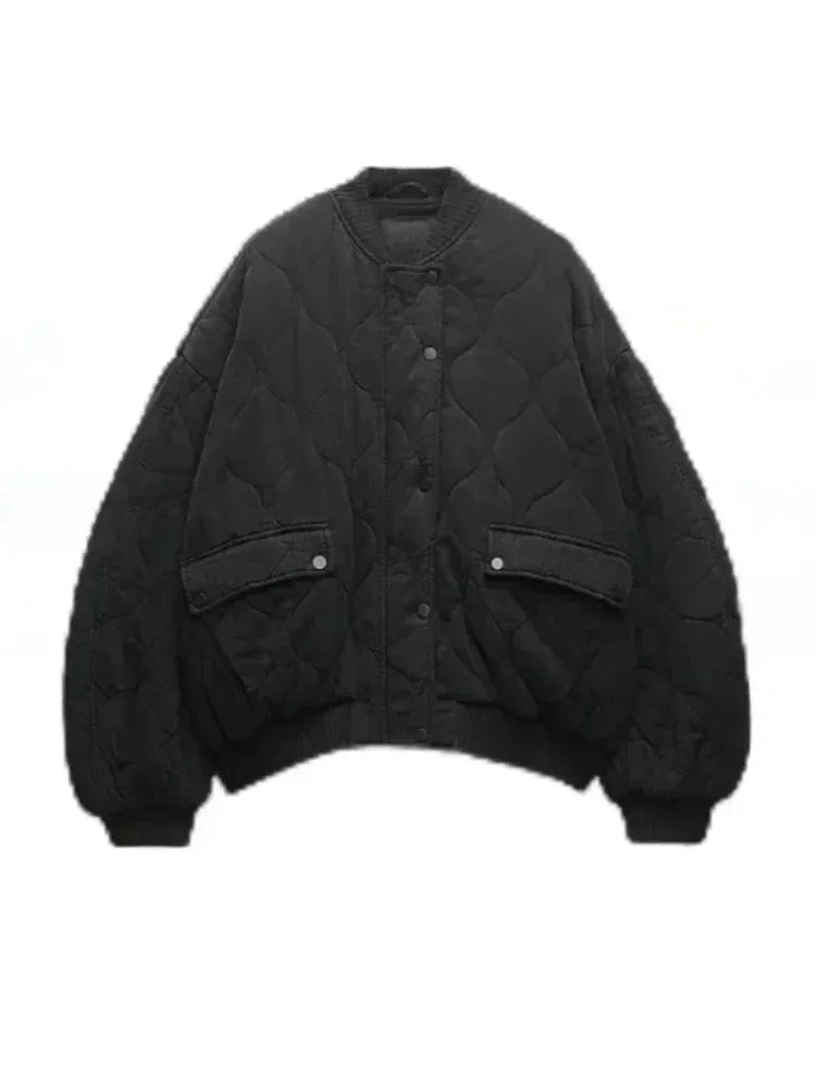 Veste bomber femme oversize matelassée gris avec boutons-pression et poches latérales.