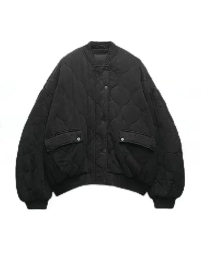 Veste bomber femme oversize matelassée gris avec boutons-pression et poches latérales.
