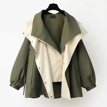 Veste coupe-vent blanche pour femme, avec capuche amovible et poches latérales.