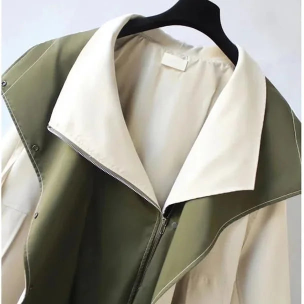 Veste coupe-vent verte pour femme, avec capuche amovible, poches pratiques et design sportif.